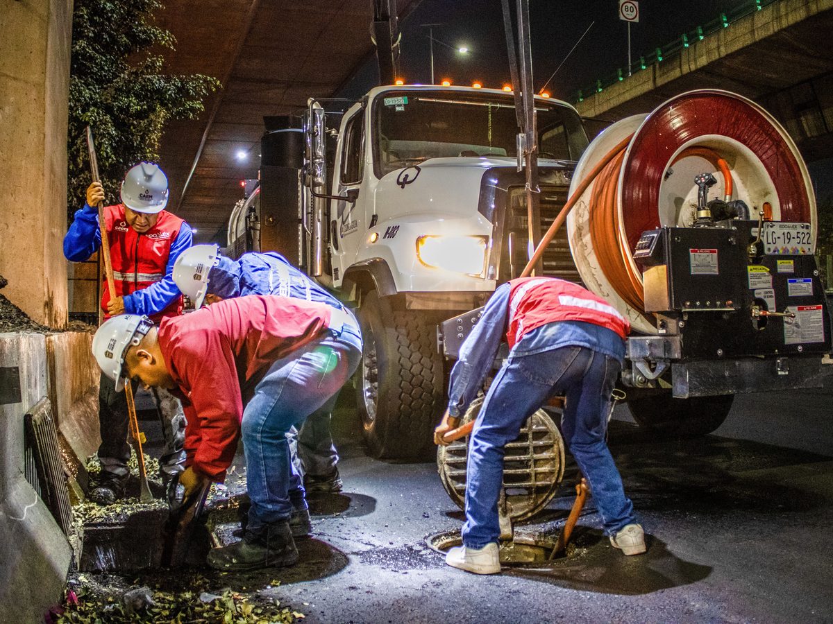 Equipe de desentupidora atendendo em Cabula, Salvador
